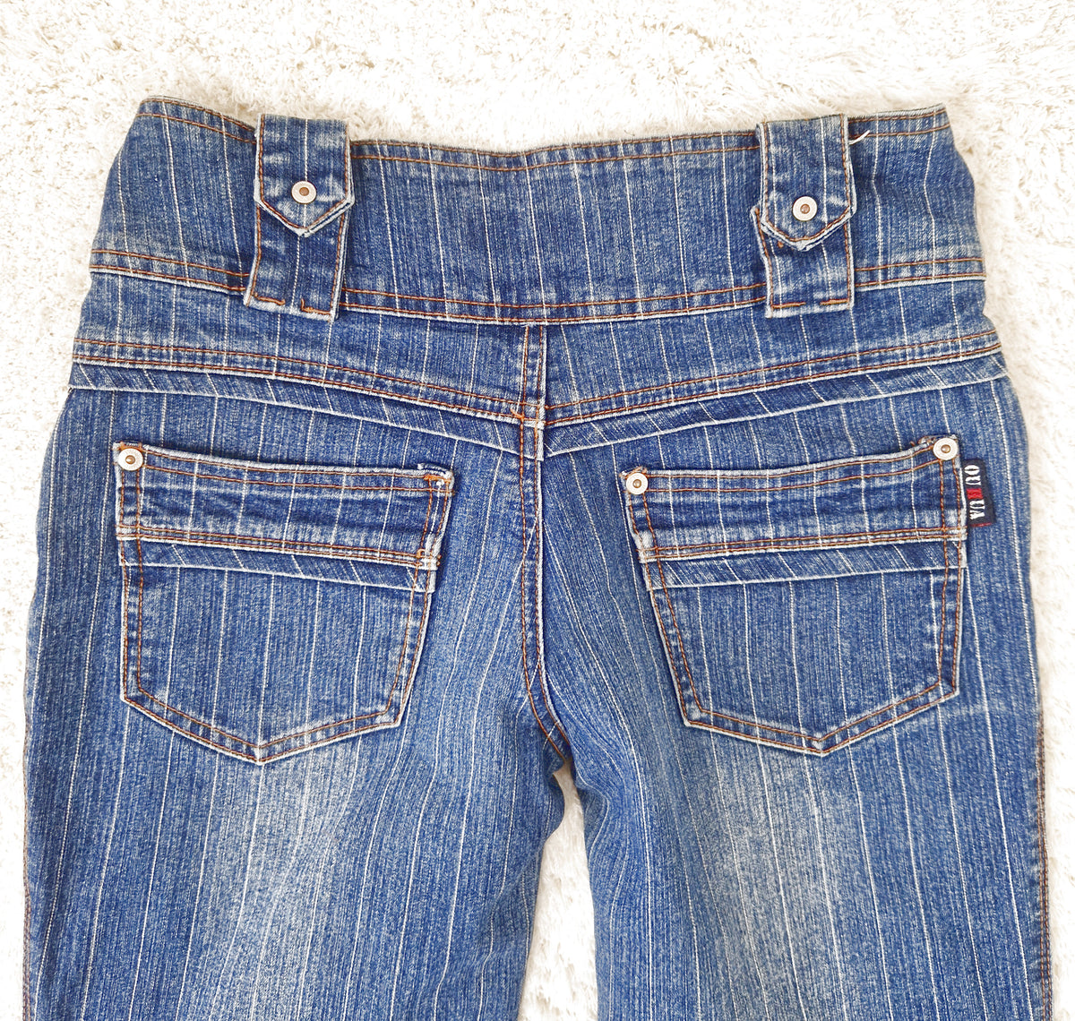Einzigartige und nachhaltige Vintage Jeans in blau mit Nadelstreifen. Close-up Back.