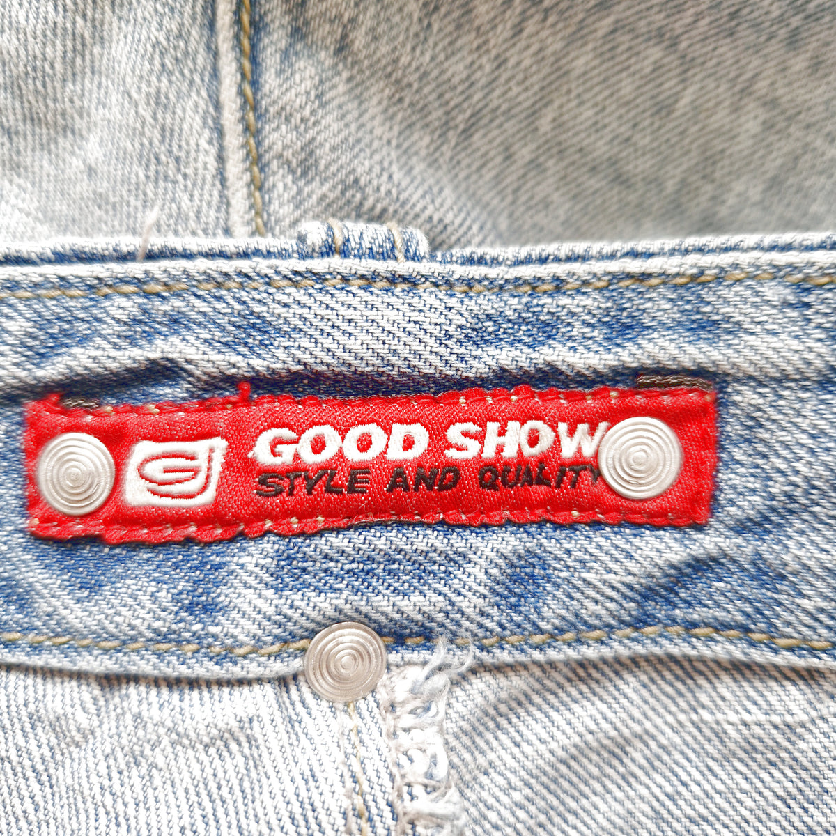 Einzigartige und nachhaltige Vintage Jeans in hellblau mit Bootcut. Tag.