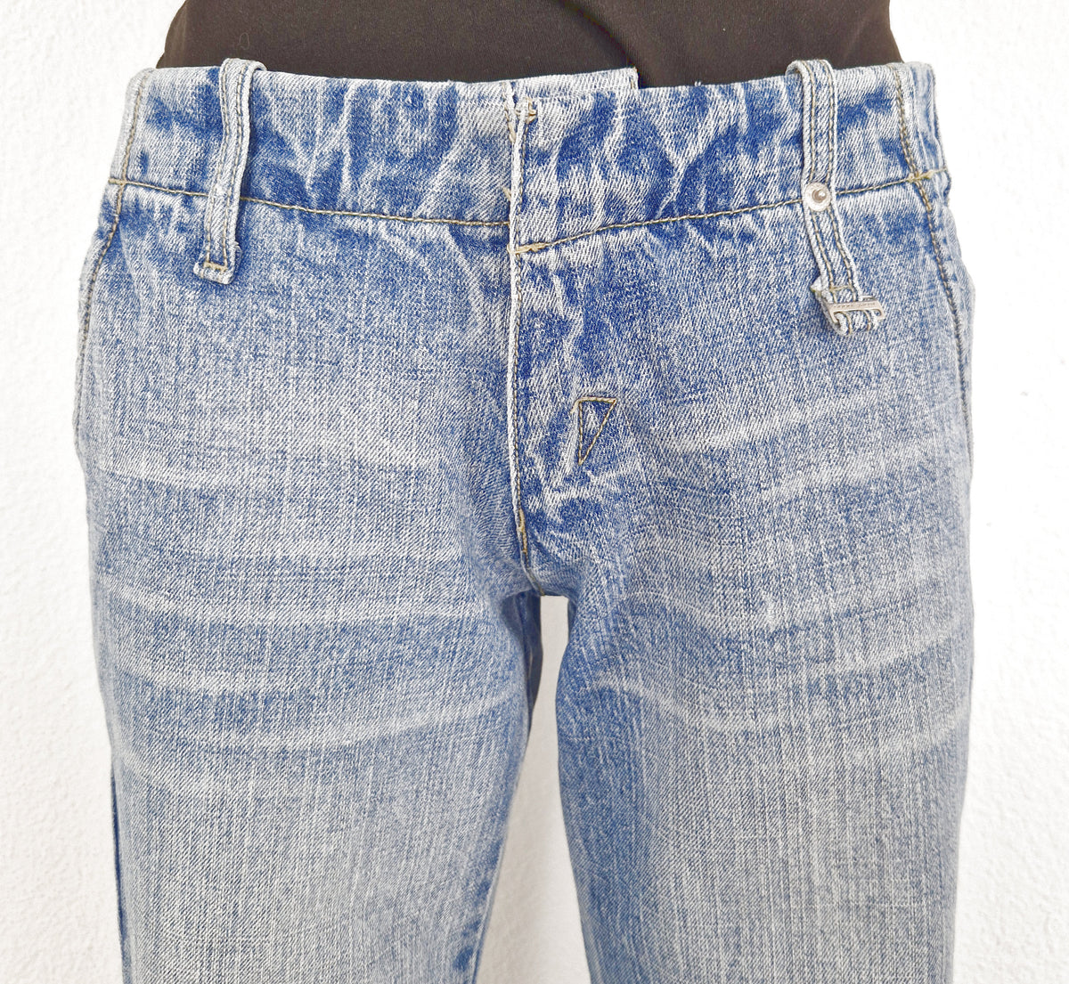 Einzigartige und nachhaltige Vintage Jeans in hellblau mit Bootcut. Close-up.