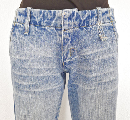 Einzigartige und nachhaltige Vintage Jeans in hellblau mit Bootcut. Close-up.