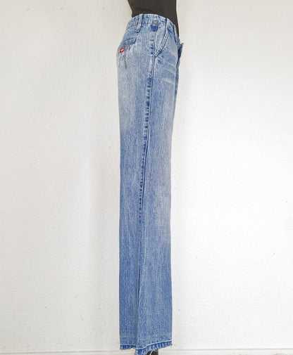 Einzigartige und nachhaltige Vintage Jeans in hellblau mit Bootcut. Side.