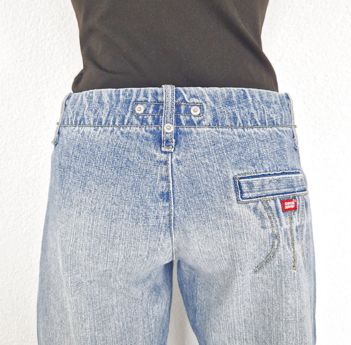 Einzigartige und nachhaltige Vintage Jeans in hellblau mit Bootcut. Back Close-up.