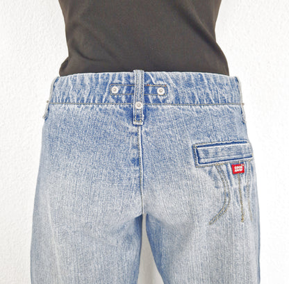 Einzigartige und nachhaltige Vintage Jeans in hellblau mit Bootcut. Back Close-up.