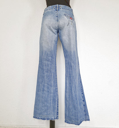 Einzigartige und nachhaltige Vintage Jeans in hellblau mit Bootcut. Back.
