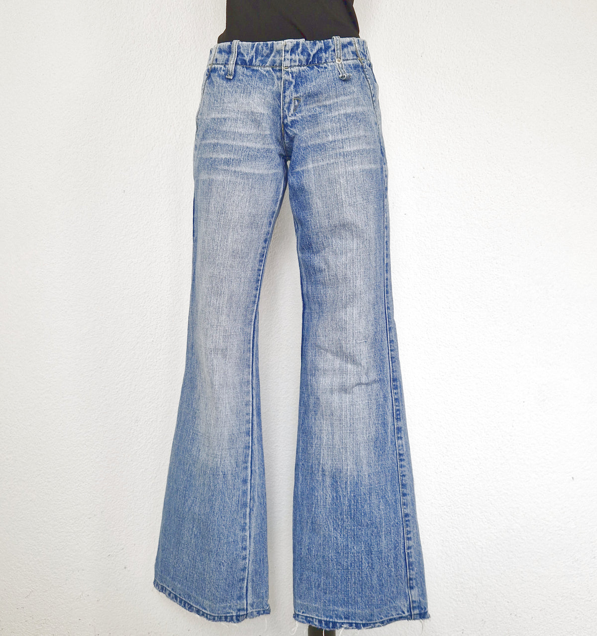 Einzigartige und nachhaltige Vintage Jeans in hellblau mit Bootcut. Front.