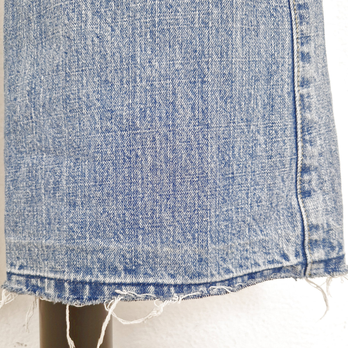 Einzigartige und nachhaltige Vintage Jeans in hellblau mit Bootcut. Close-up 2.