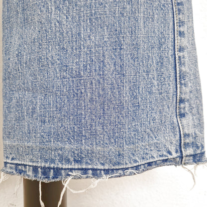 Einzigartige und nachhaltige Vintage Jeans in hellblau mit Bootcut. Close-up 2.