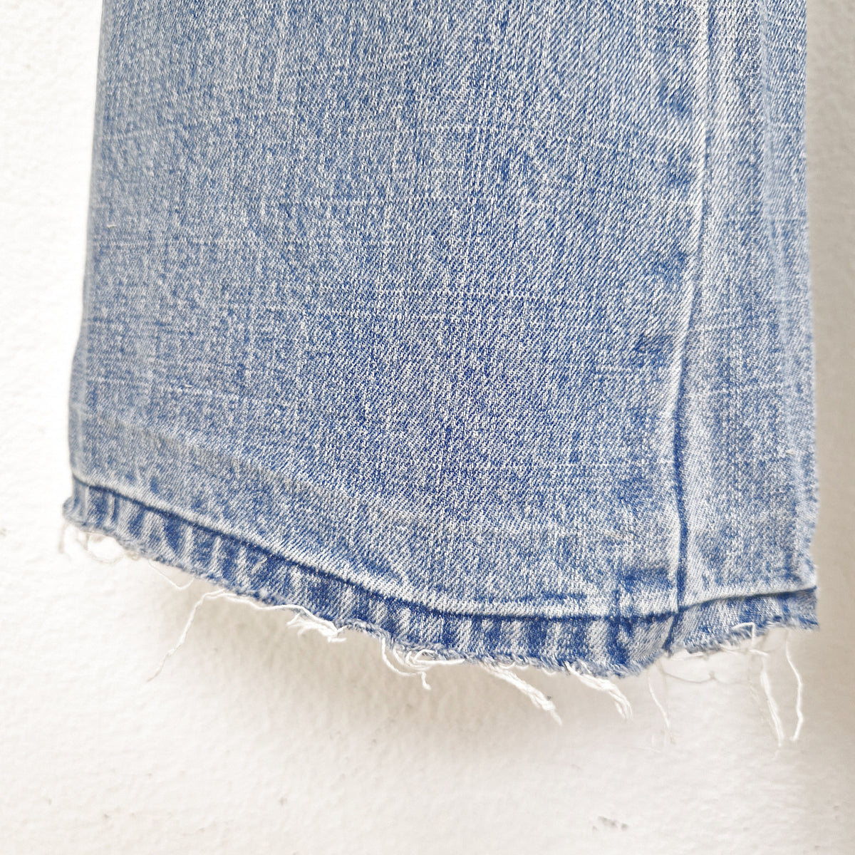 Einzigartige und nachhaltige Vintage Jeans in hellblau mit Bootcut. Close-up 3.