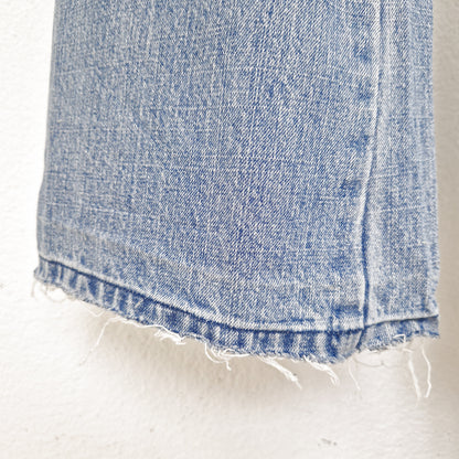Einzigartige und nachhaltige Vintage Jeans in hellblau mit Bootcut. Close-up 3.