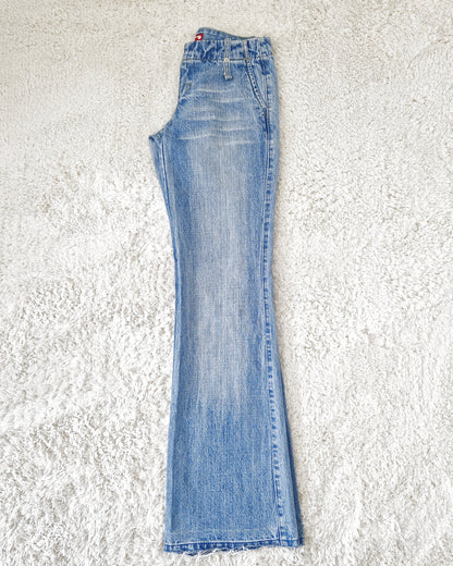 Einzigartige und nachhaltige Vintage Jeans in hellblau mit Bootcut. Side flat.