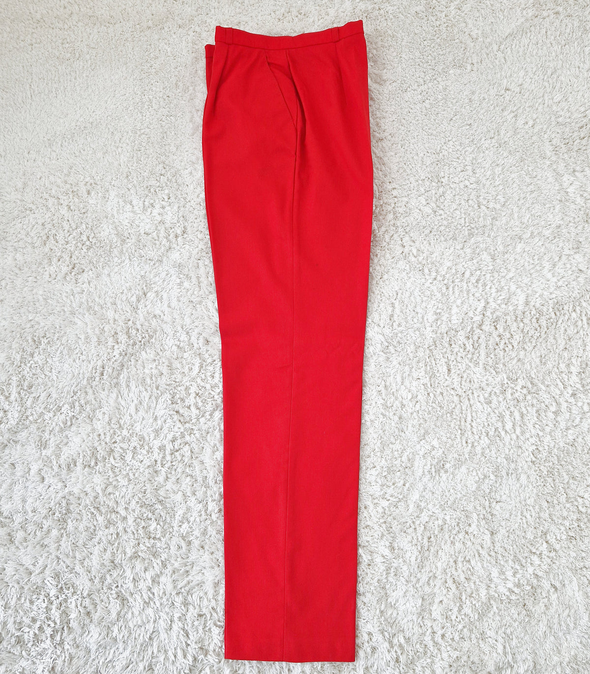 Einzigartige und nachhaltige rote Vintage Hose. Side flat.