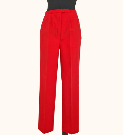 Einzigartige und nachhaltige rote Vintage Hose. Front.