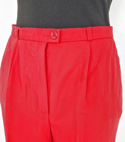 Einzigartige und nachhaltige rote Vintage Hose. Close-up.