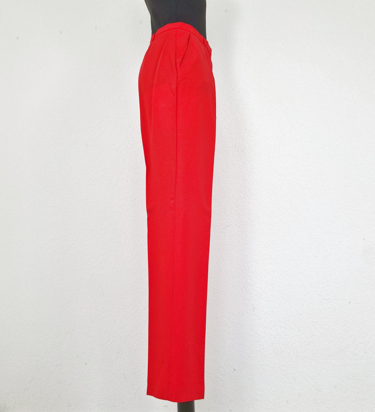 Einzigartige und nachhaltige rote Vintage Hose. Side.
