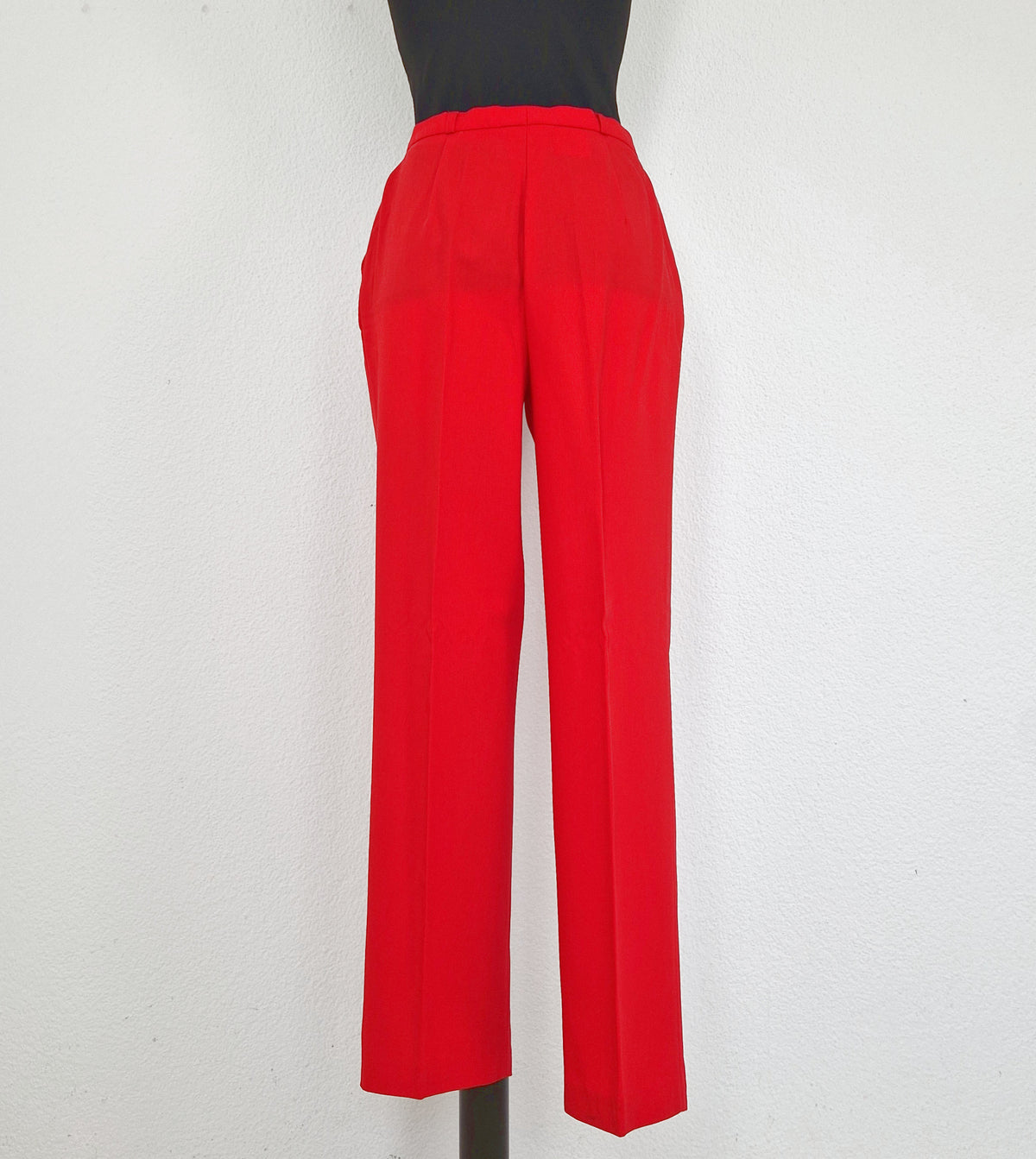 Einzigartige und nachhaltige rote Vintage Hose. Back.