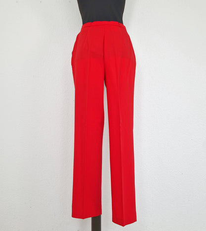 Einzigartige und nachhaltige rote Vintage Hose. Back.
