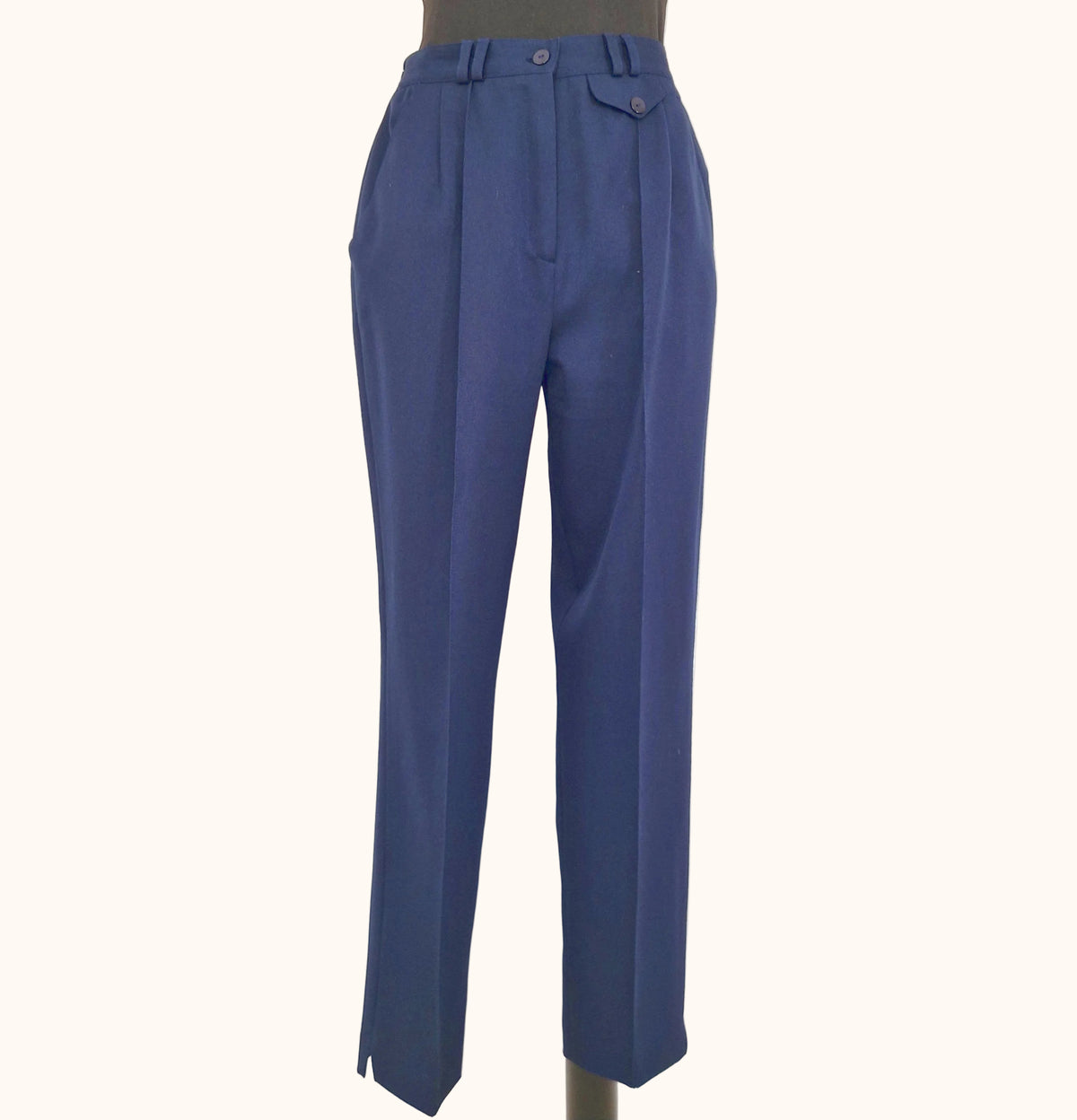 Einzigartige und nachhaltige, dunkelblaue Vintage Hose. Front.
