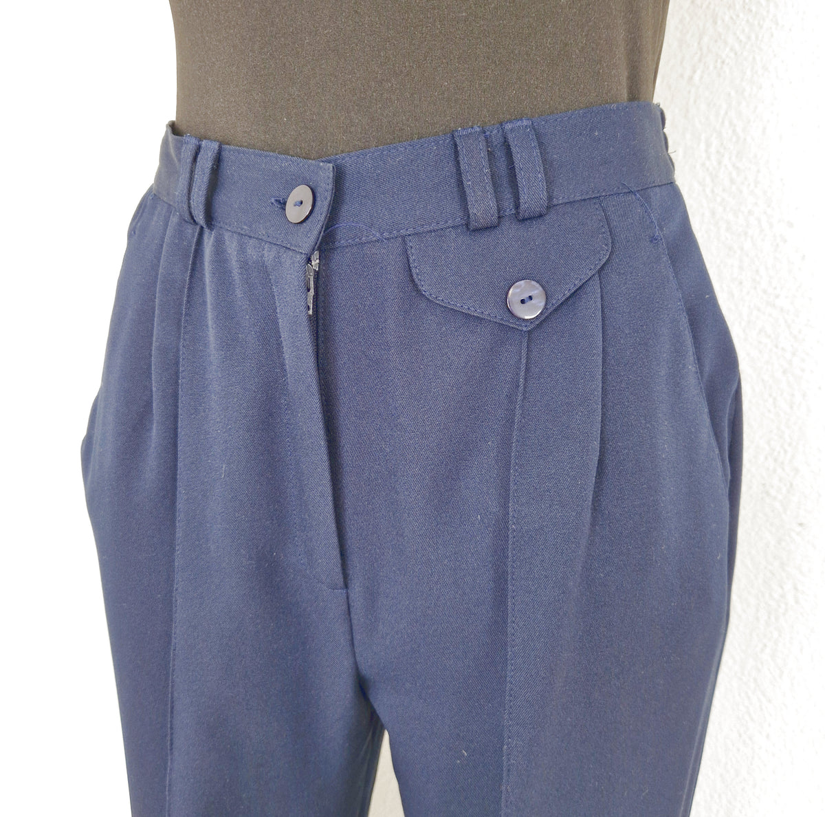 Einzigartige und nachhaltige, dunkelblaue Vintage Hose. Close-up.