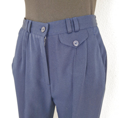 Einzigartige und nachhaltige, dunkelblaue Vintage Hose. Close-up.
