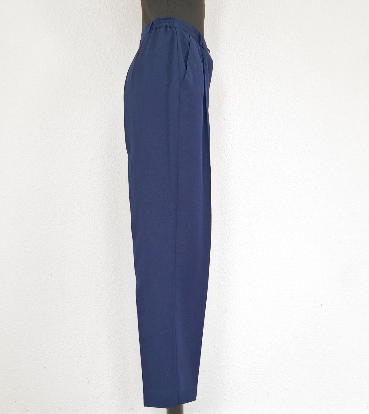 Einzigartige und nachhaltige, dunkelblaue Vintage Hose. Side.