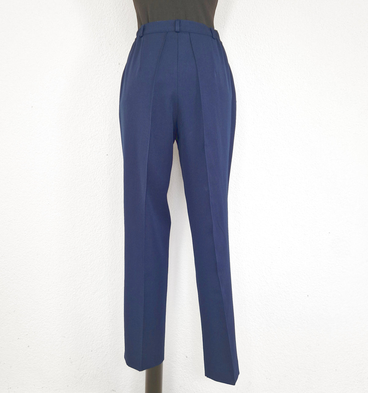 Einzigartige und nachhaltige, dunkelblaue Vintage Hose. Back.