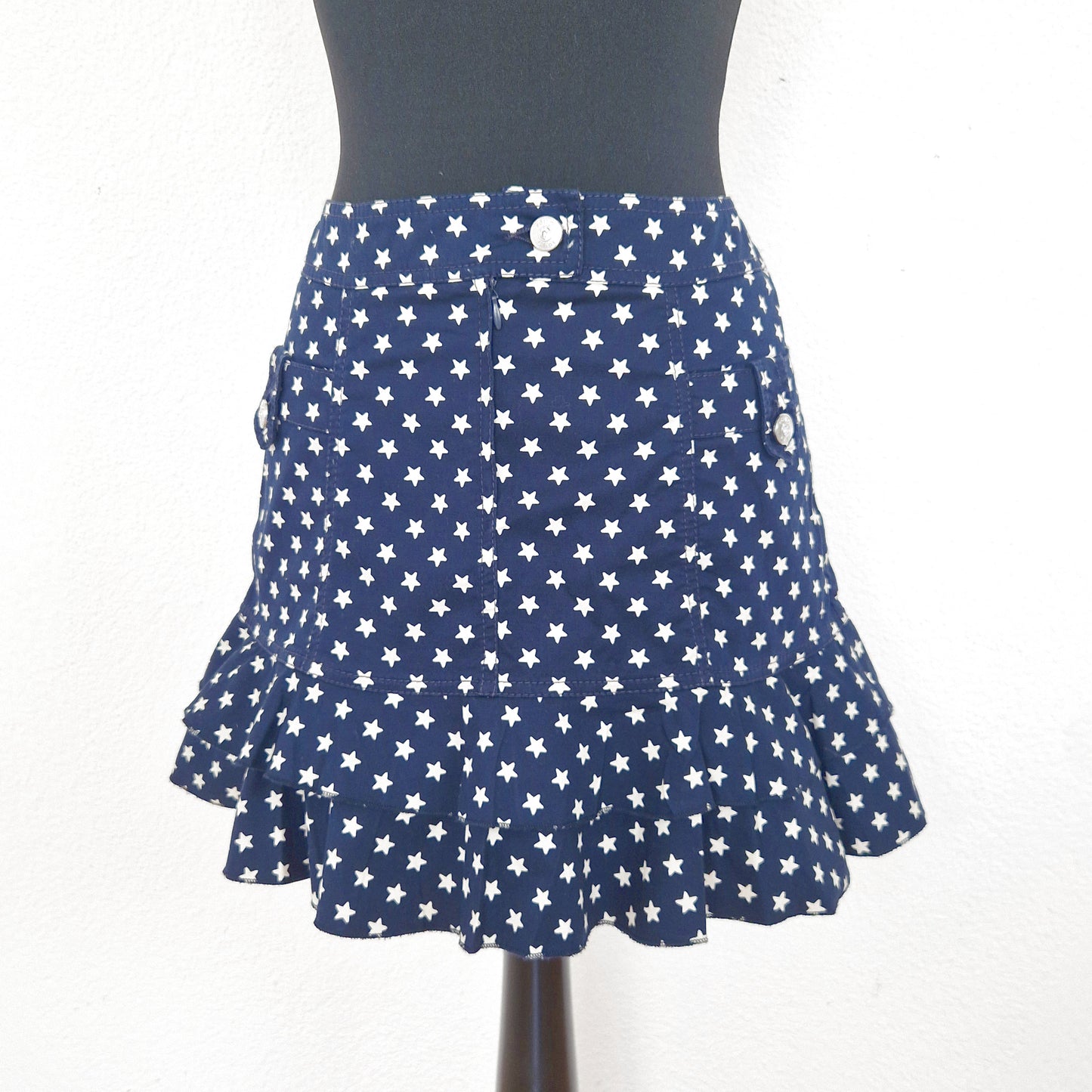 Einzigartiger und nachhaltiger Vintage Minirock in blau-weiss mit Sternen. Front.