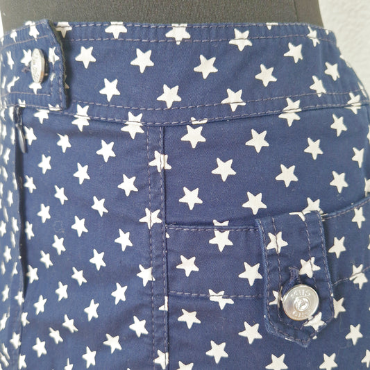Einzigartiger und nachhaltiger Vintage Minirock in blau-weiss mit Sternen. Close-up.