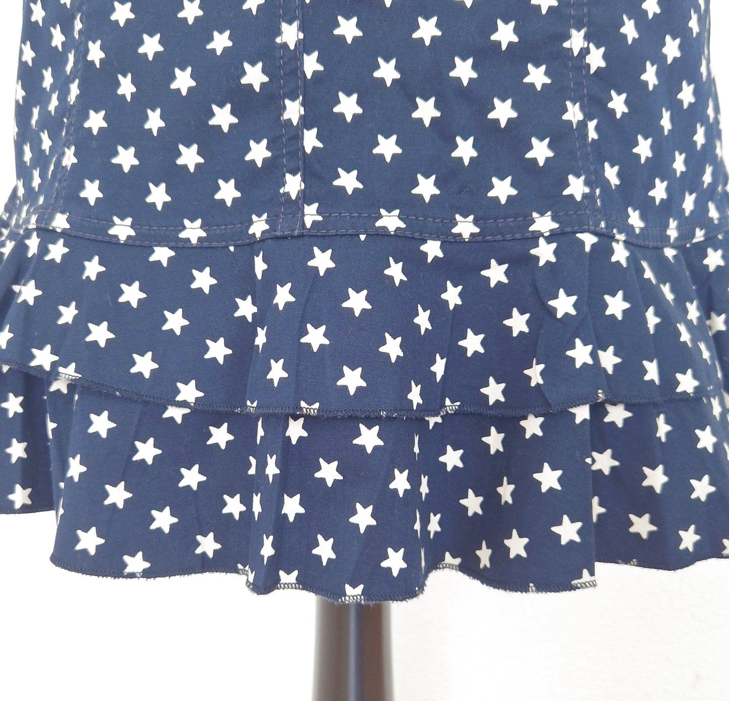 Einzigartiger und nachhaltiger Vintage Minirock in blau-weiss mit Sternen. Close-up 2.
