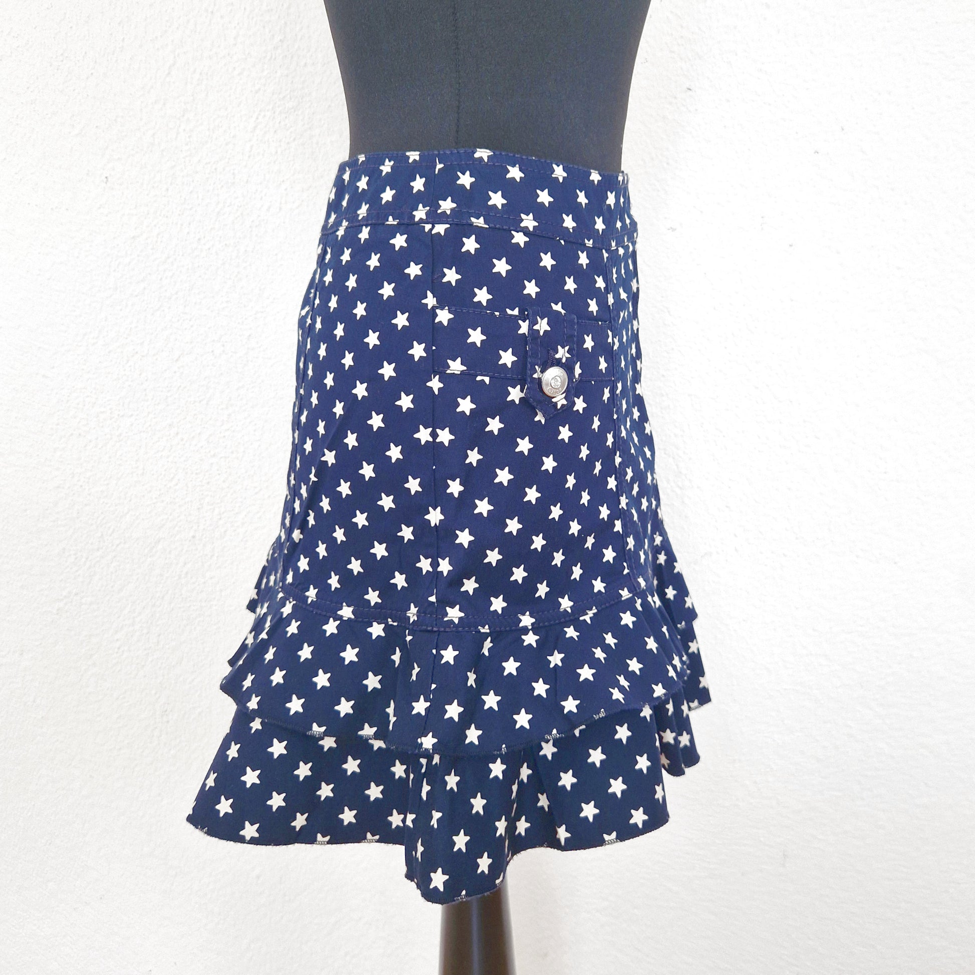 Einzigartiger und nachhaltiger Vintage Minirock in blau-weiss mit Sternen. Side.