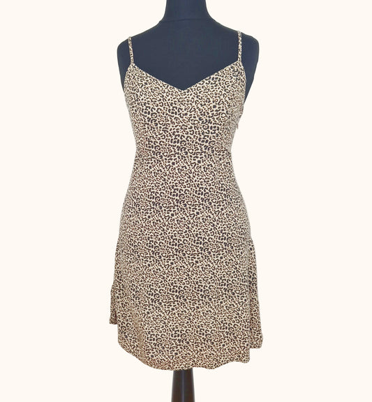Einzigartiges und nachhaltiges Vintage Trägerkleid mit Leomuster von Hollister. Front.