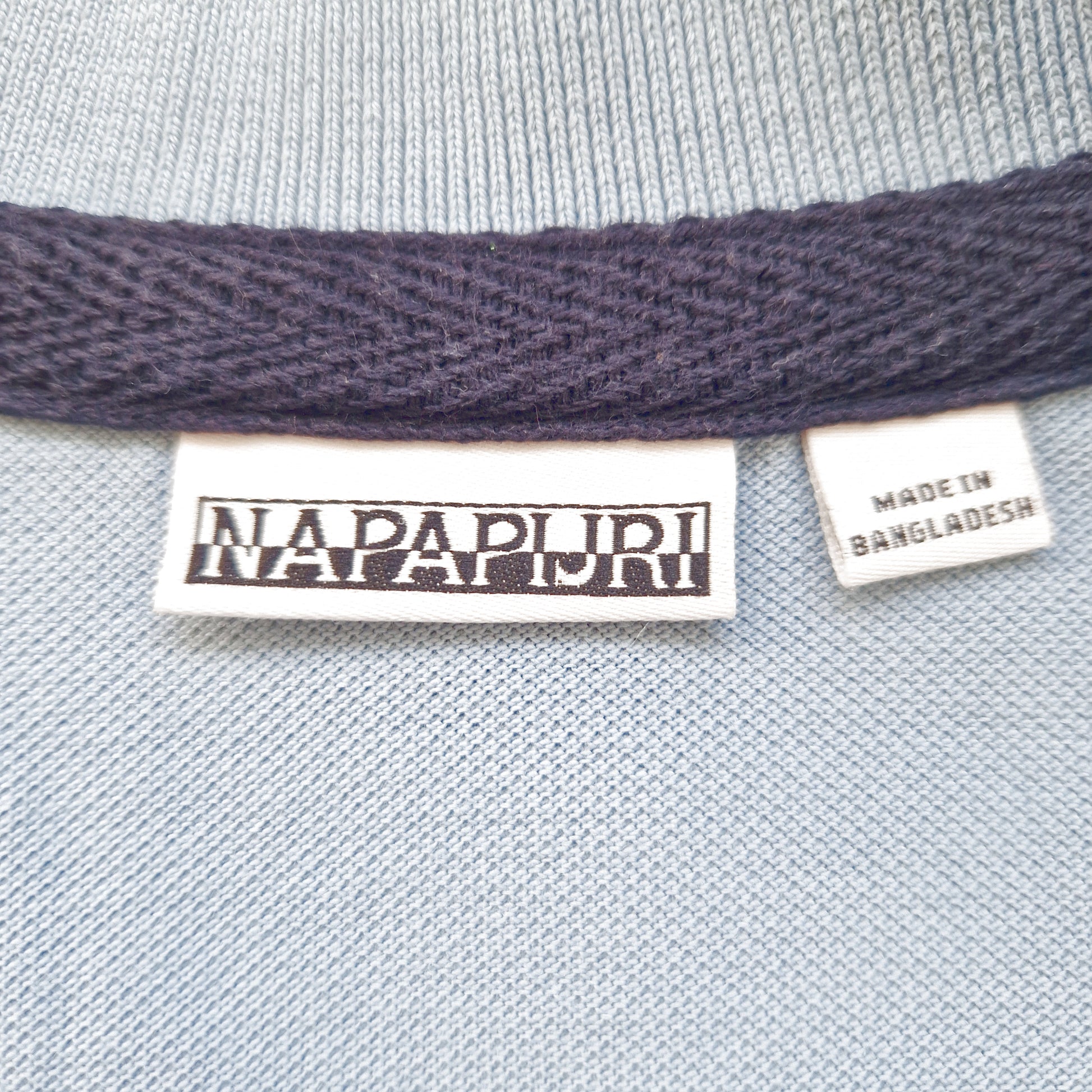 Einzigartiges und nachhaltiges Vintage Poloshirt in graublau von NAPAPIJRI. Tag.