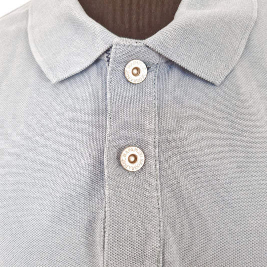 Einzigartiges und nachhaltiges Vintage Poloshirt in graublau von NAPAPIJRI. Close-up.