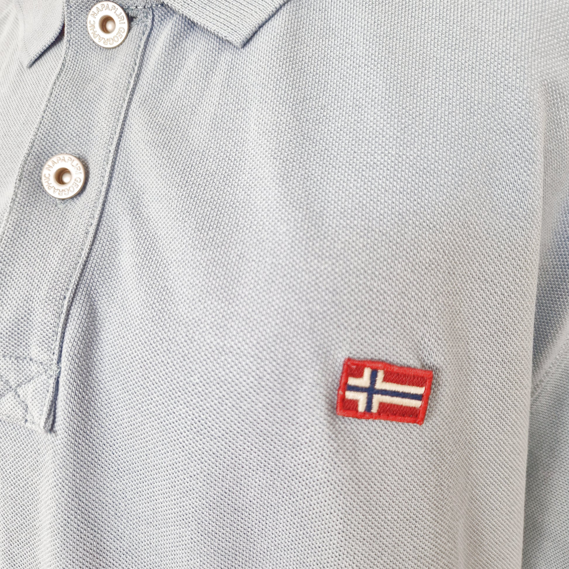 Einzigartiges und nachhaltiges Vintage Poloshirt in graublau von NAPAPIJRI. Close-up 2.