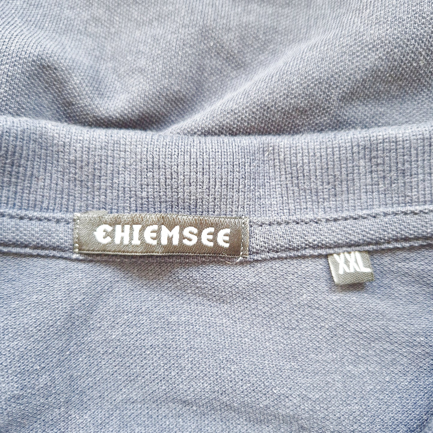 Einzigartiges und nachhaltiges Vintage Poloshirt in dunkelblau von Chiemsee. Tag.