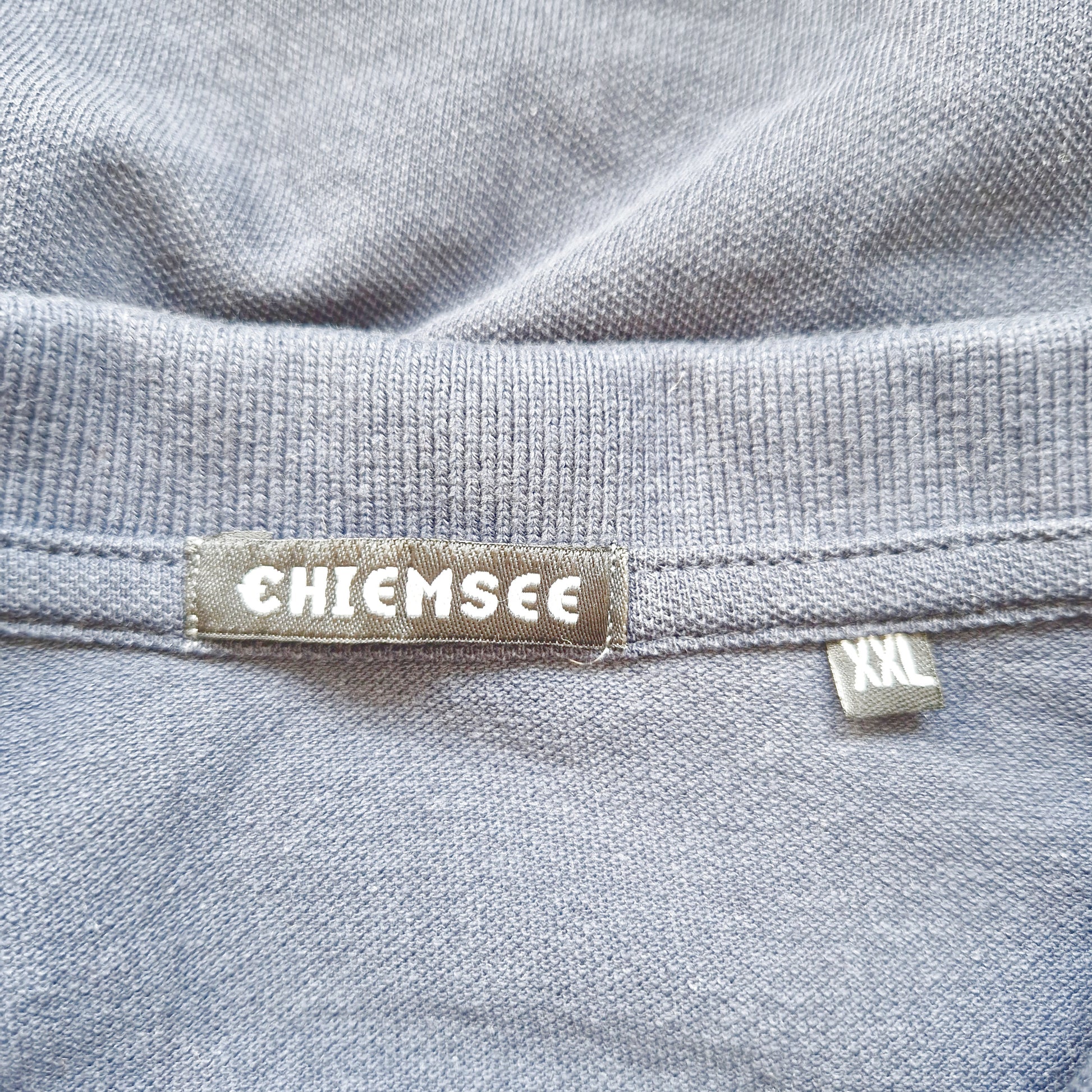 Einzigartiges und nachhaltiges Vintage Poloshirt in dunkelblau von Chiemsee. Tag.