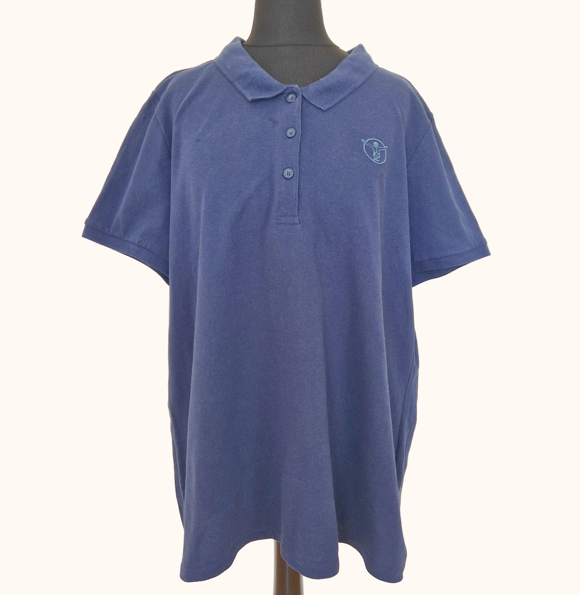 Einzigartiges und nachhaltiges Vintage Poloshirt in dunkelblau von Chiemsee. Front.
