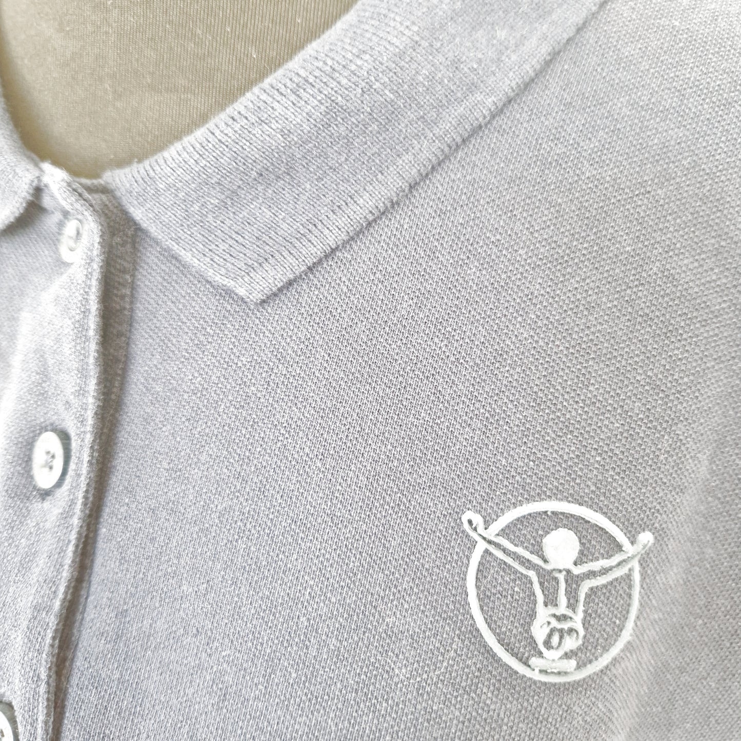 Einzigartiges und nachhaltiges Vintage Poloshirt in dunkelblau von Chiemsee. Close-up.