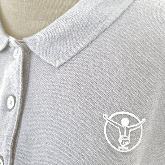 Einzigartiges und nachhaltiges Vintage Poloshirt in dunkelblau von Chiemsee. Close-up.