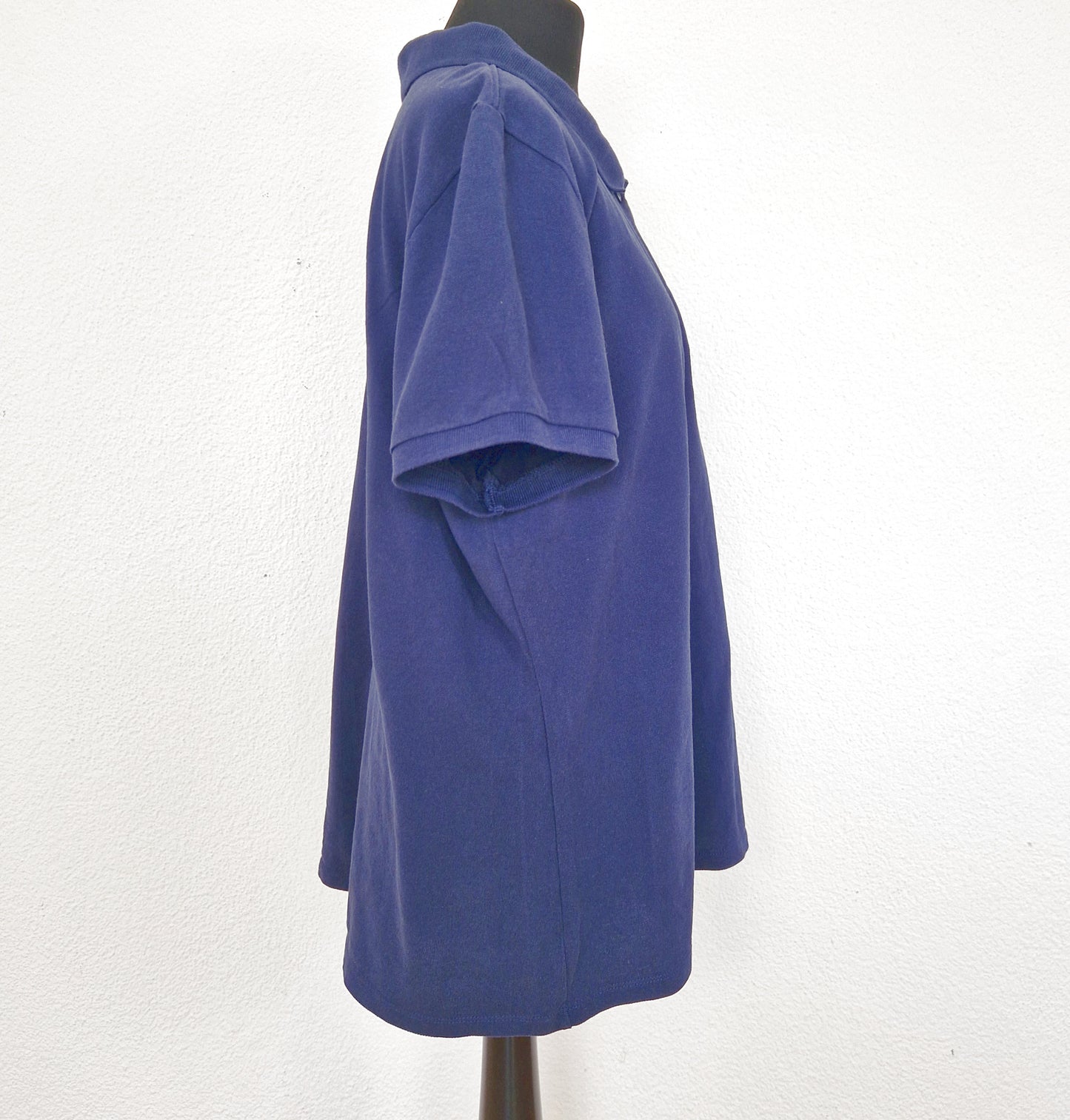 Einzigartiges und nachhaltiges Vintage Poloshirt in dunkelblau von Chiemsee. Side.