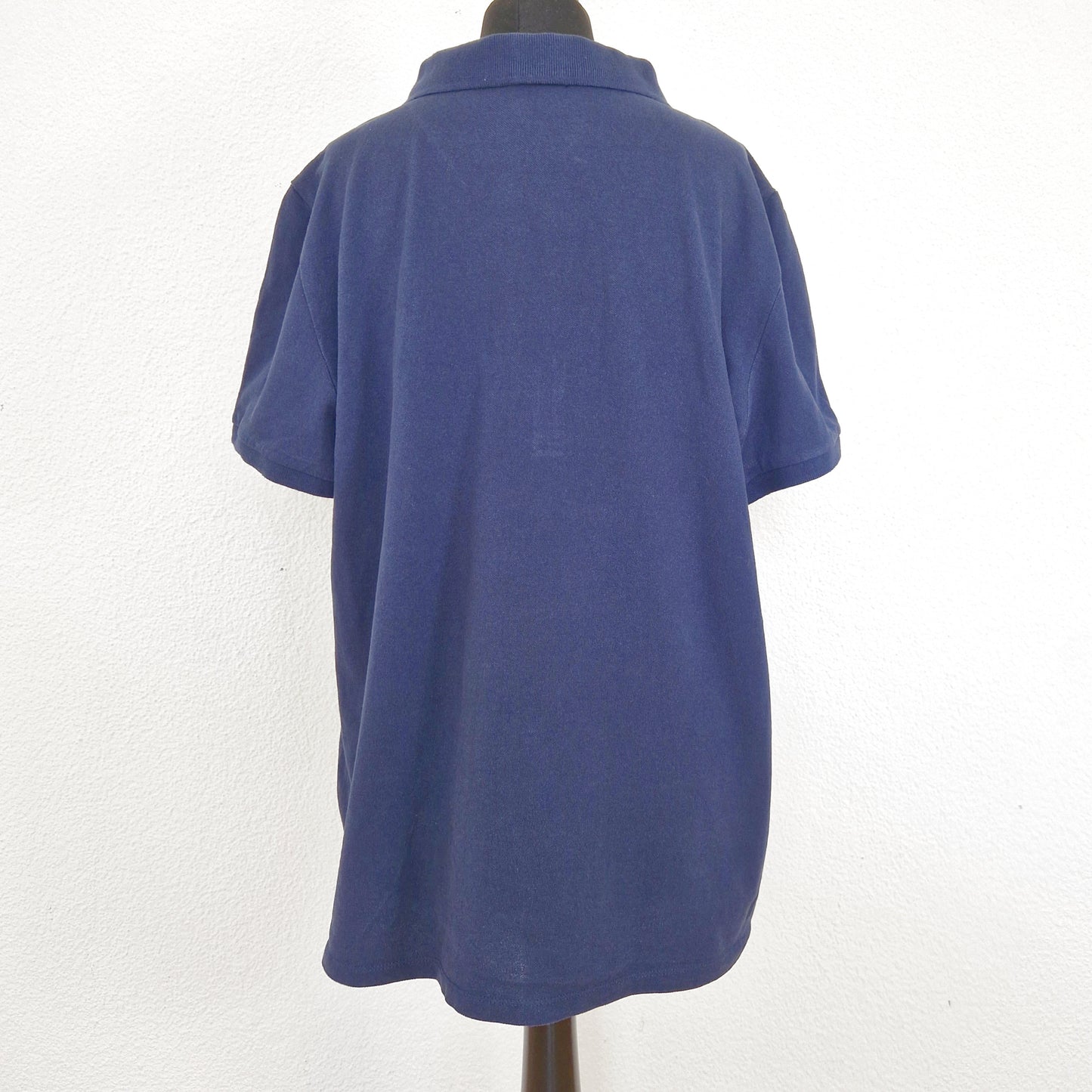 Einzigartiges und nachhaltiges Vintage Poloshirt in dunkelblau von Chiemsee. Back.