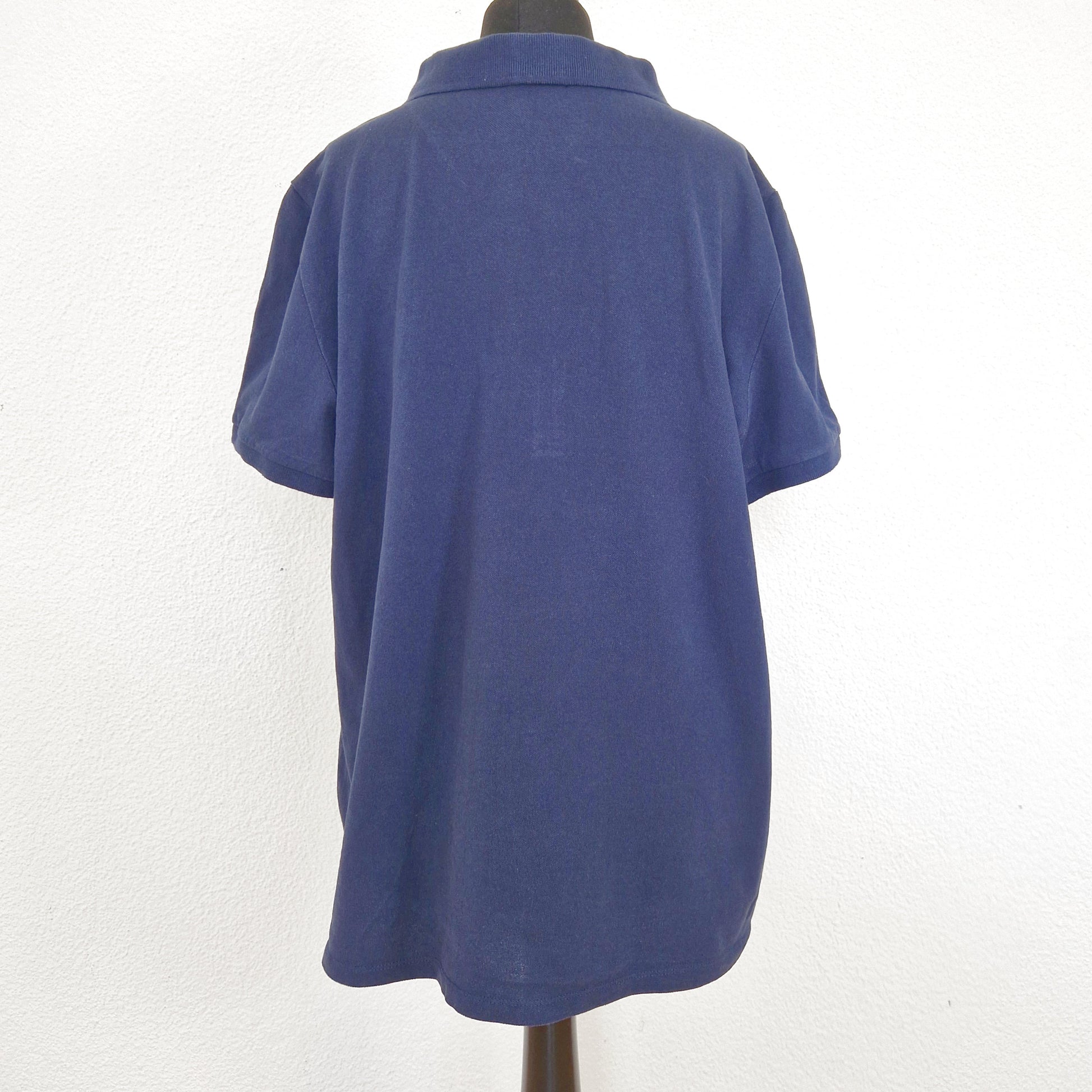 Einzigartiges und nachhaltiges Vintage Poloshirt in dunkelblau von Chiemsee. Back.