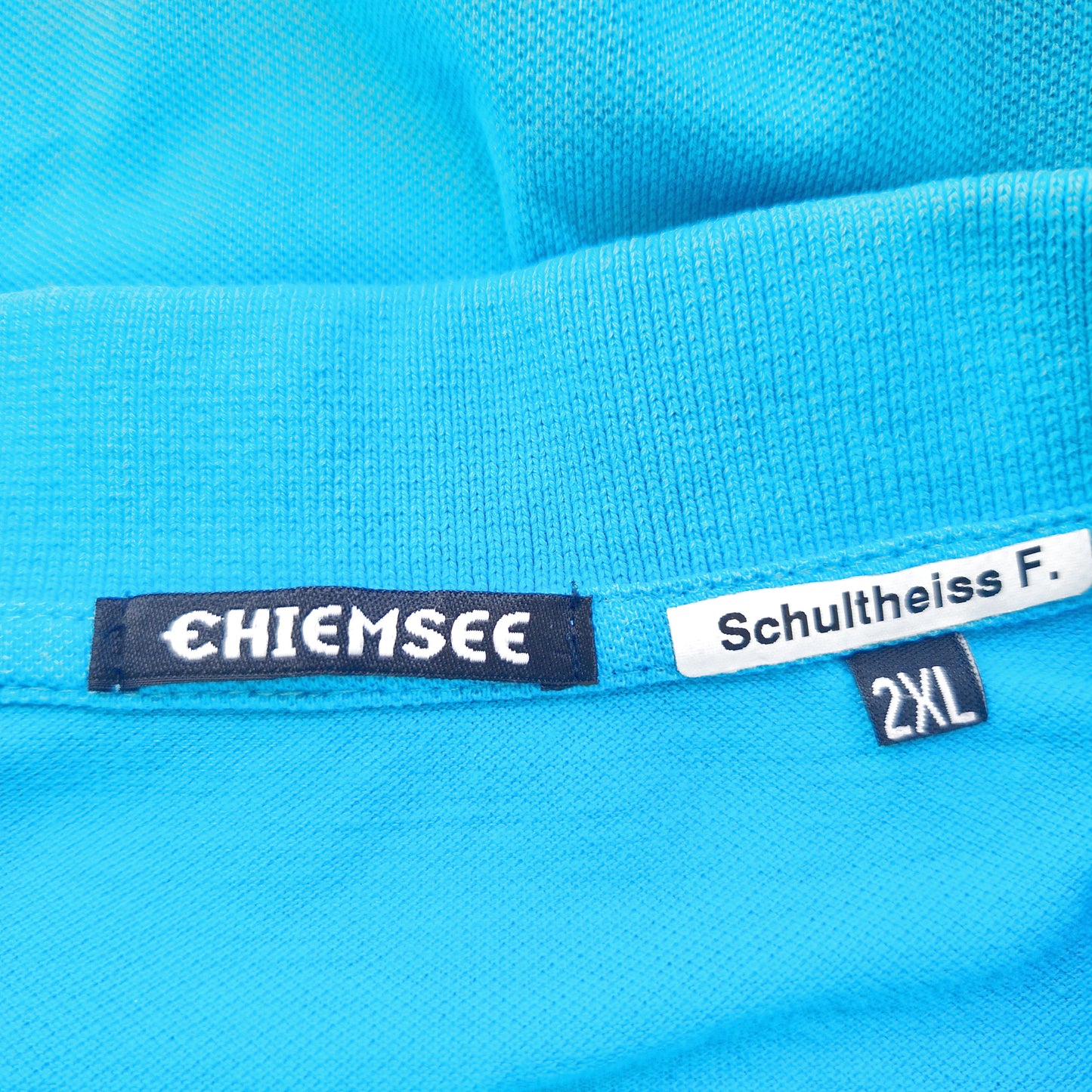 Einzigartiges und nachhaltiges Vintage Poloshirt in türkis von Chiemsee. Tag.