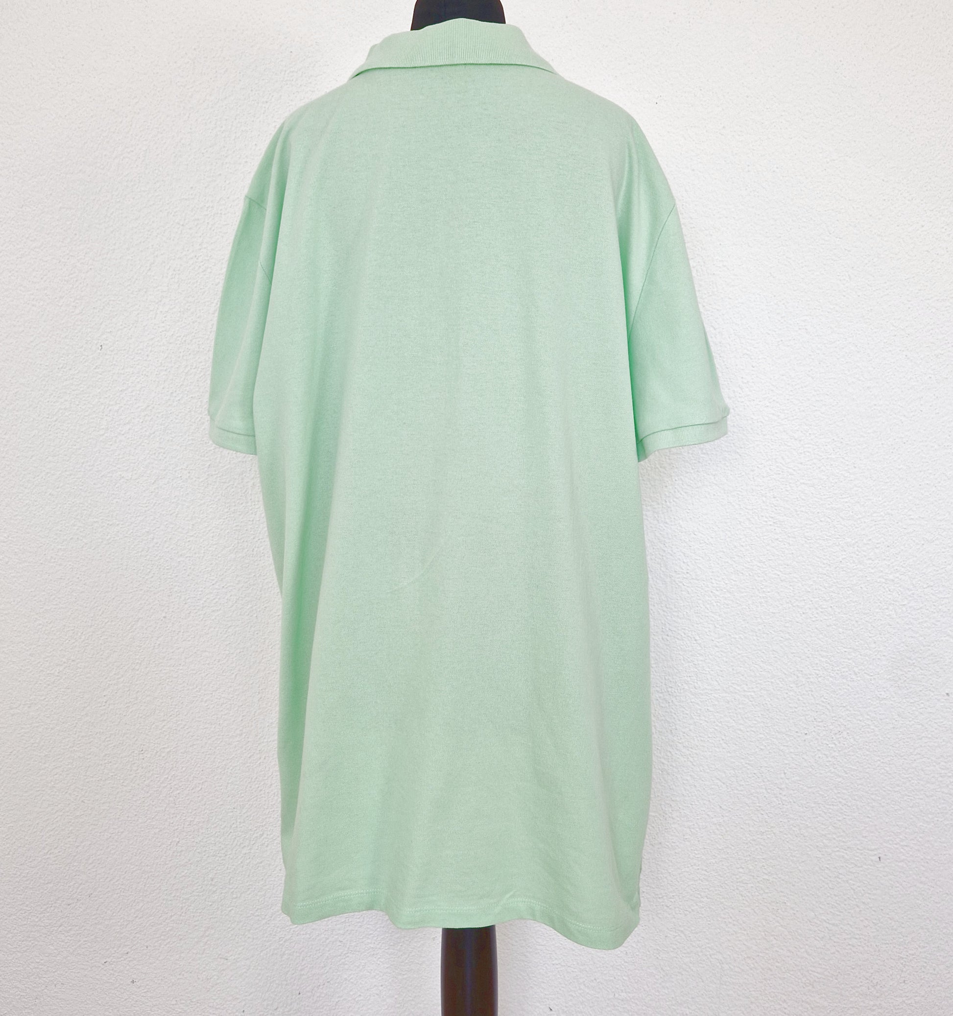 Einzigartiges und nachhaltiges Vintage Poloshirt in pastellgrün von Chiemsee. Back.
