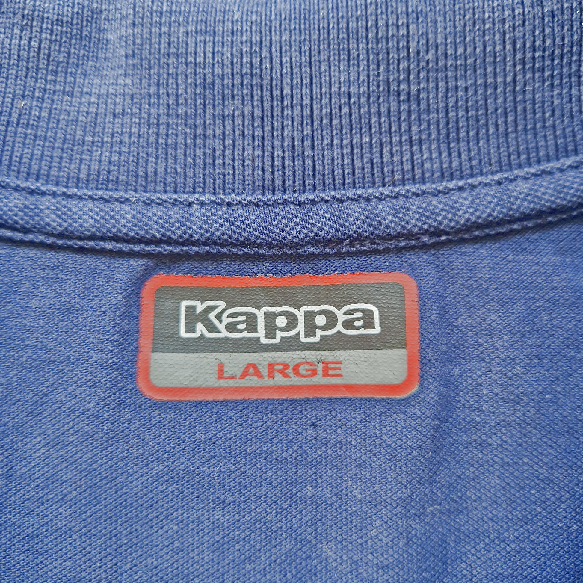 Einzigartiges und nachhaltiges Vintage Poloshirt in dunkelblau von Kappa. Tag.