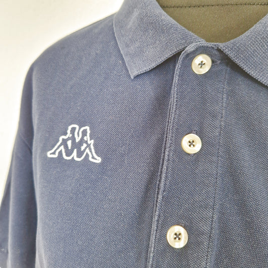 Einzigartiges und nachhaltiges Vintage Poloshirt in dunkelblau von Kappa. Close-up.
