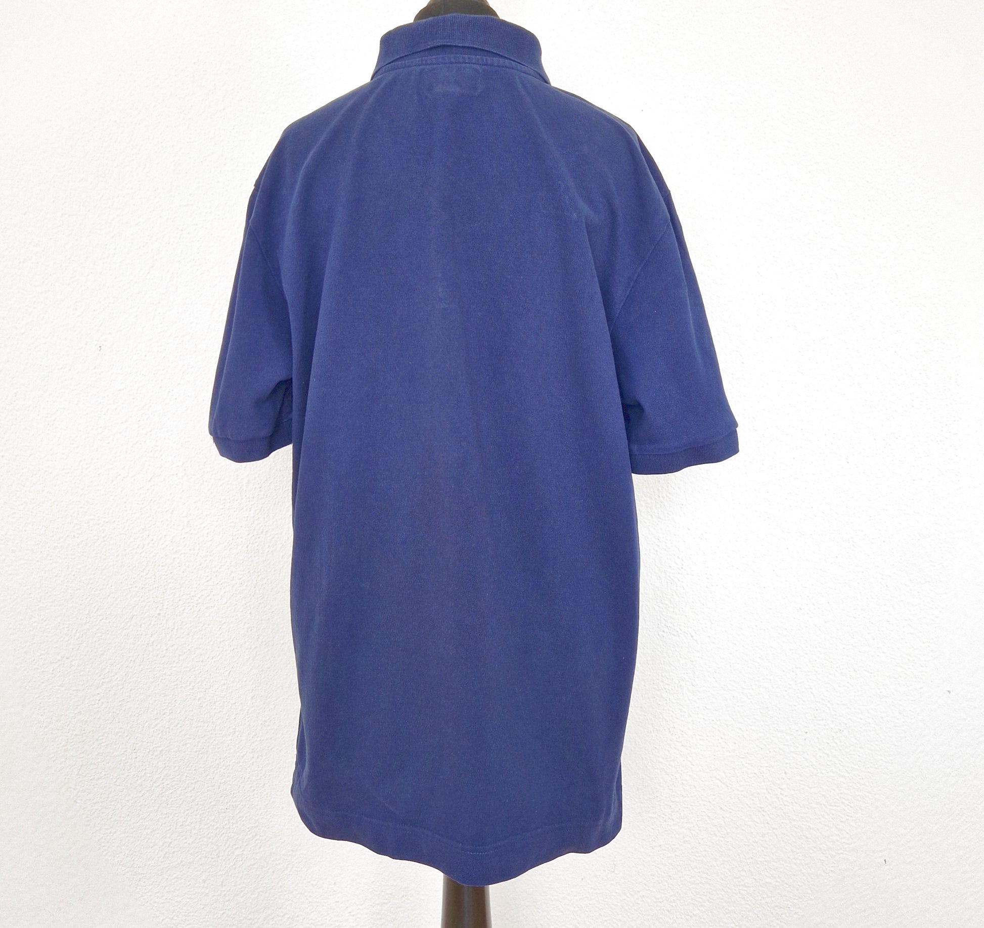 Einzigartiges und nachhaltiges Vintage Poloshirt in dunkelblau von Kappa. Back.