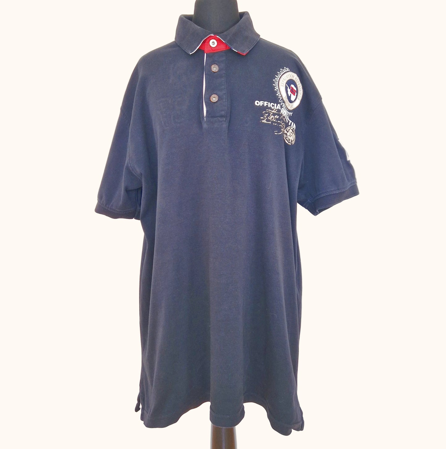 Einzigartiges und nachhaltiges Vintage Poloshirt in schwarz-weiss-rot von Napapijri. Front.