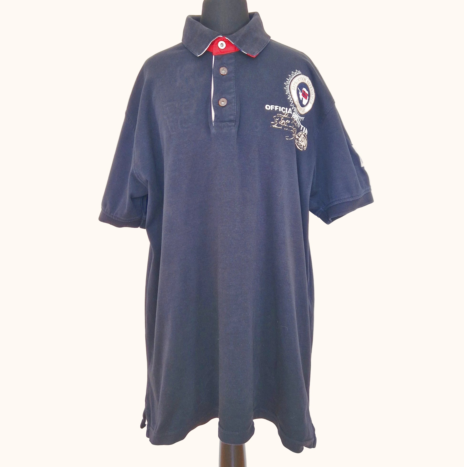 Einzigartiges und nachhaltiges Vintage Poloshirt in schwarz-weiss-rot von Napapijri. Front.