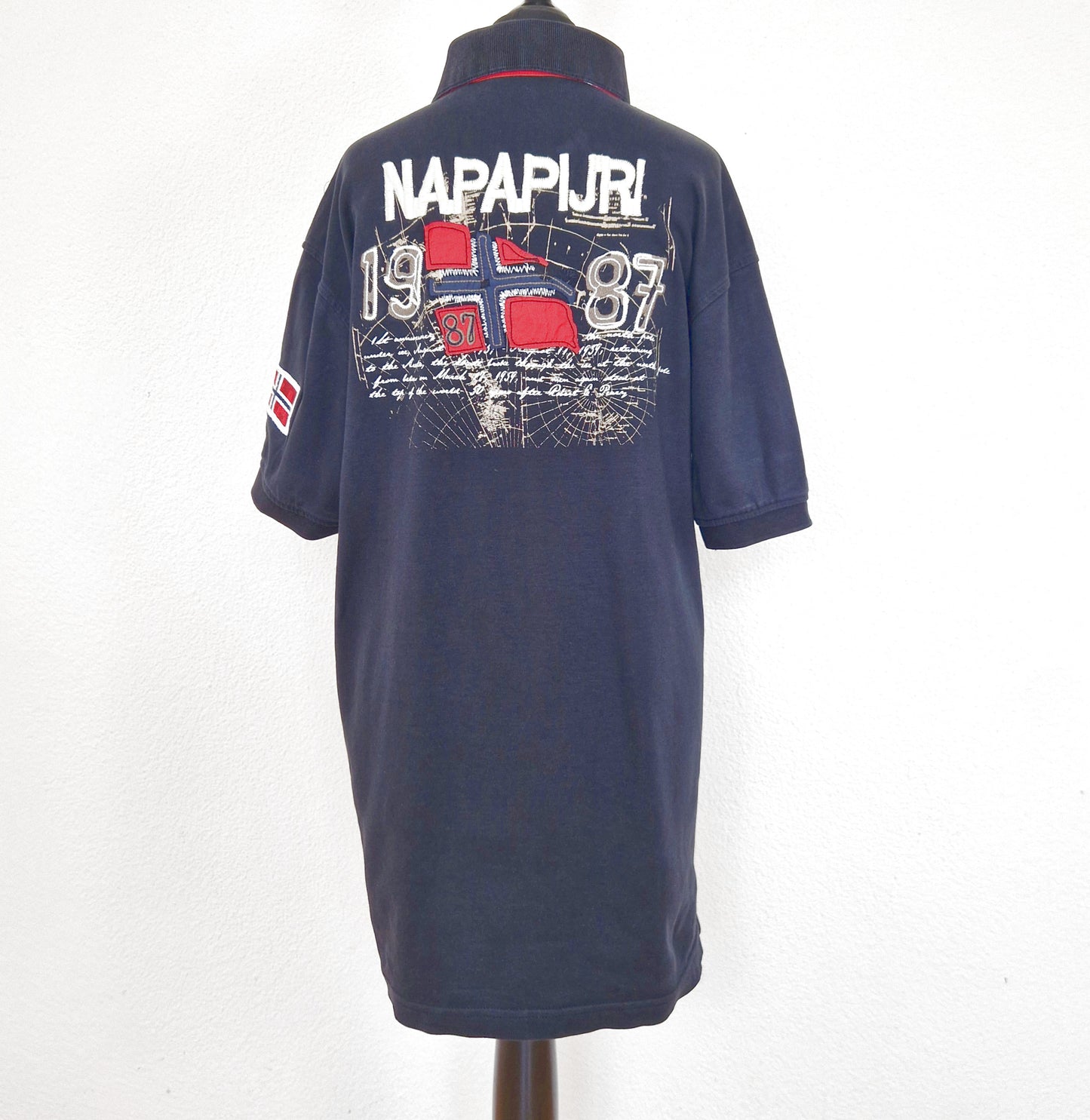 Einzigartiges und nachhaltiges Vintage Poloshirt in schwarz-weiss-rot von Napapijri. Back.