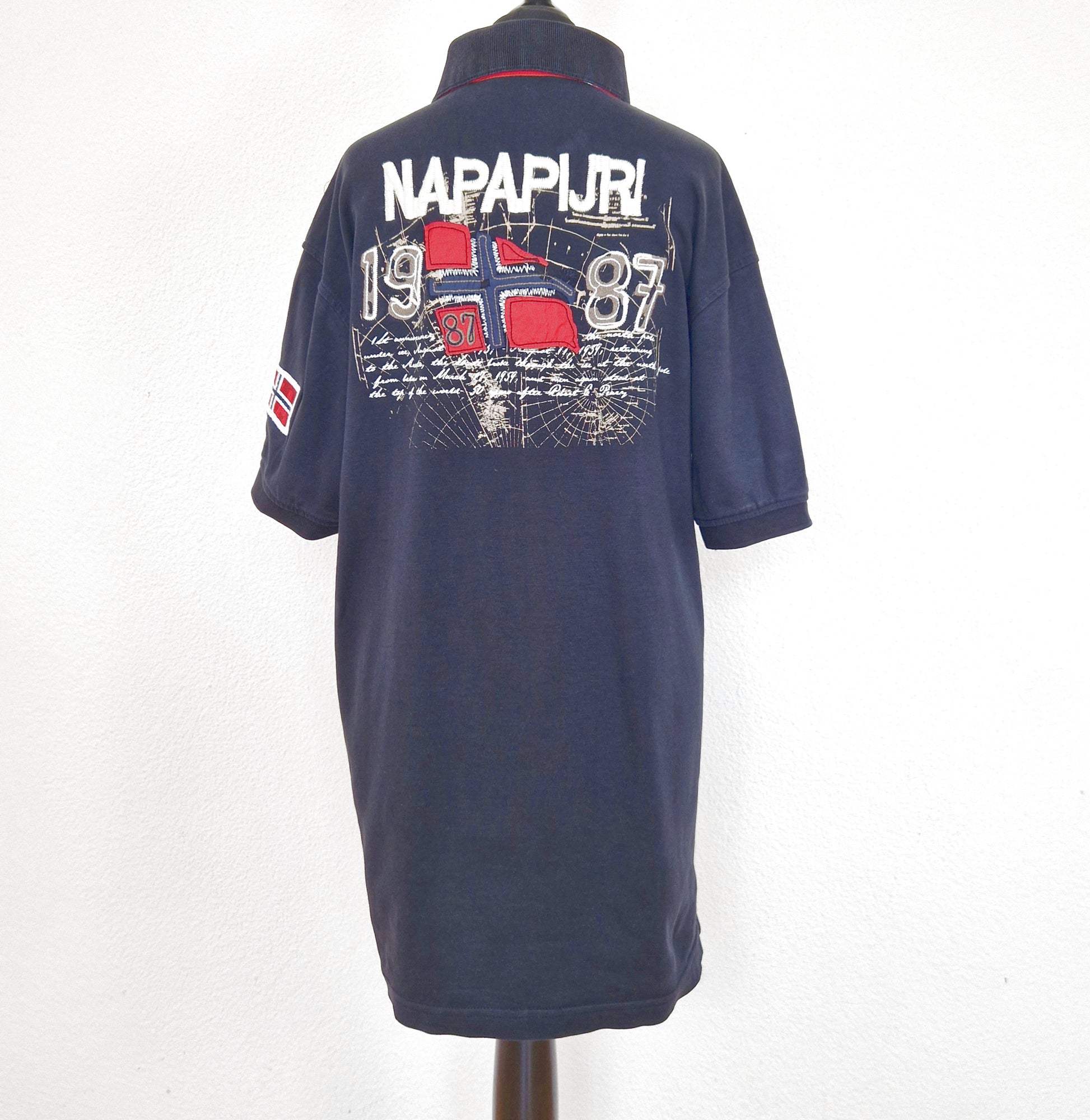 Einzigartiges und nachhaltiges Vintage Poloshirt in schwarz-weiss-rot von Napapijri. Back.